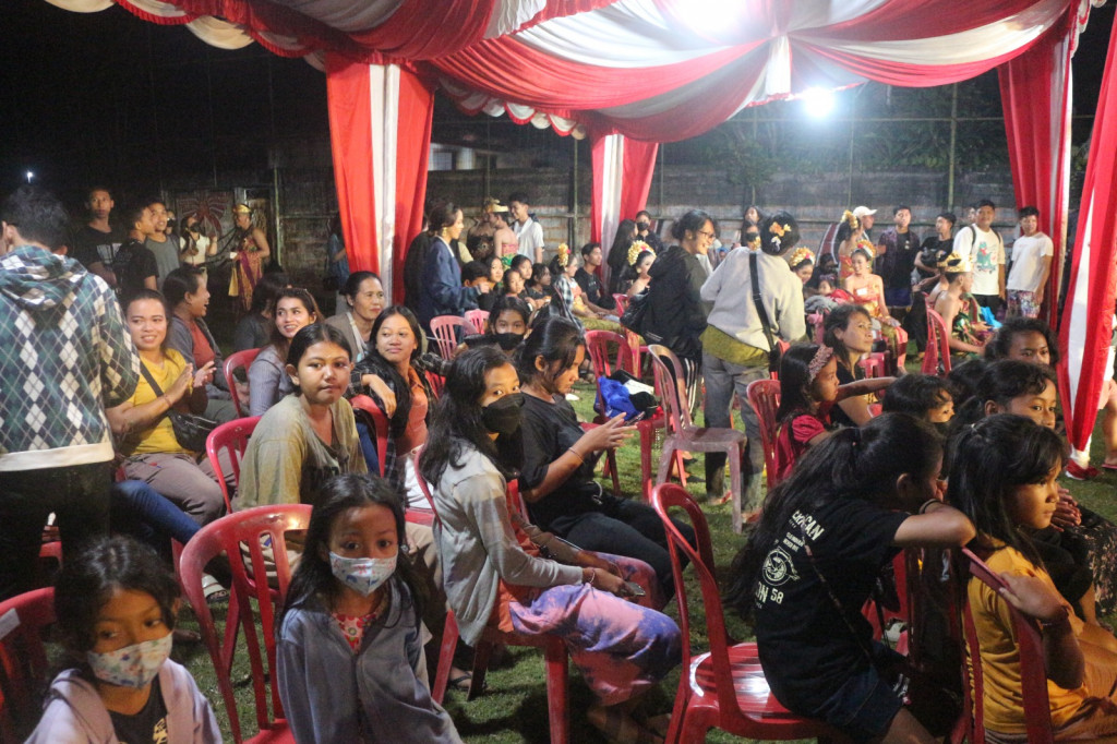 Antusias Masyarakat Desa Dalung Menyaksikan Malam Apresiasi Seni Rangkaian PorseniDes Dalung Tahun 2023